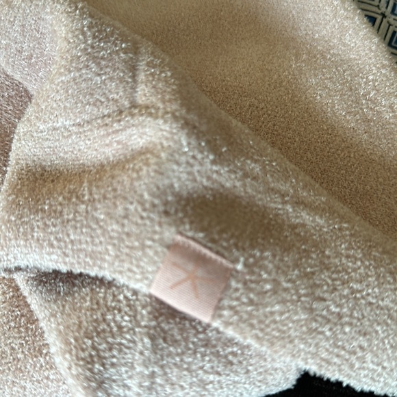 Women’s Barefoot Dreams Cozy Dreams Poncho - Picture 5 of 5